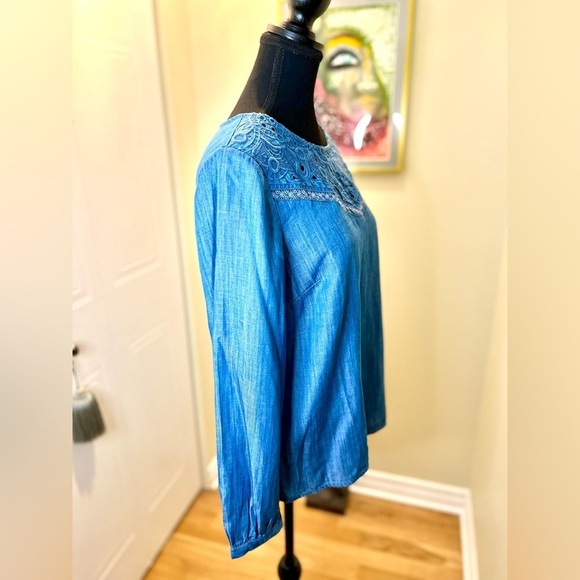 Talbots intricate lace yolk Tencel blouse, button cuffs,keyhole back button  🩵 - Picture 6 of 10